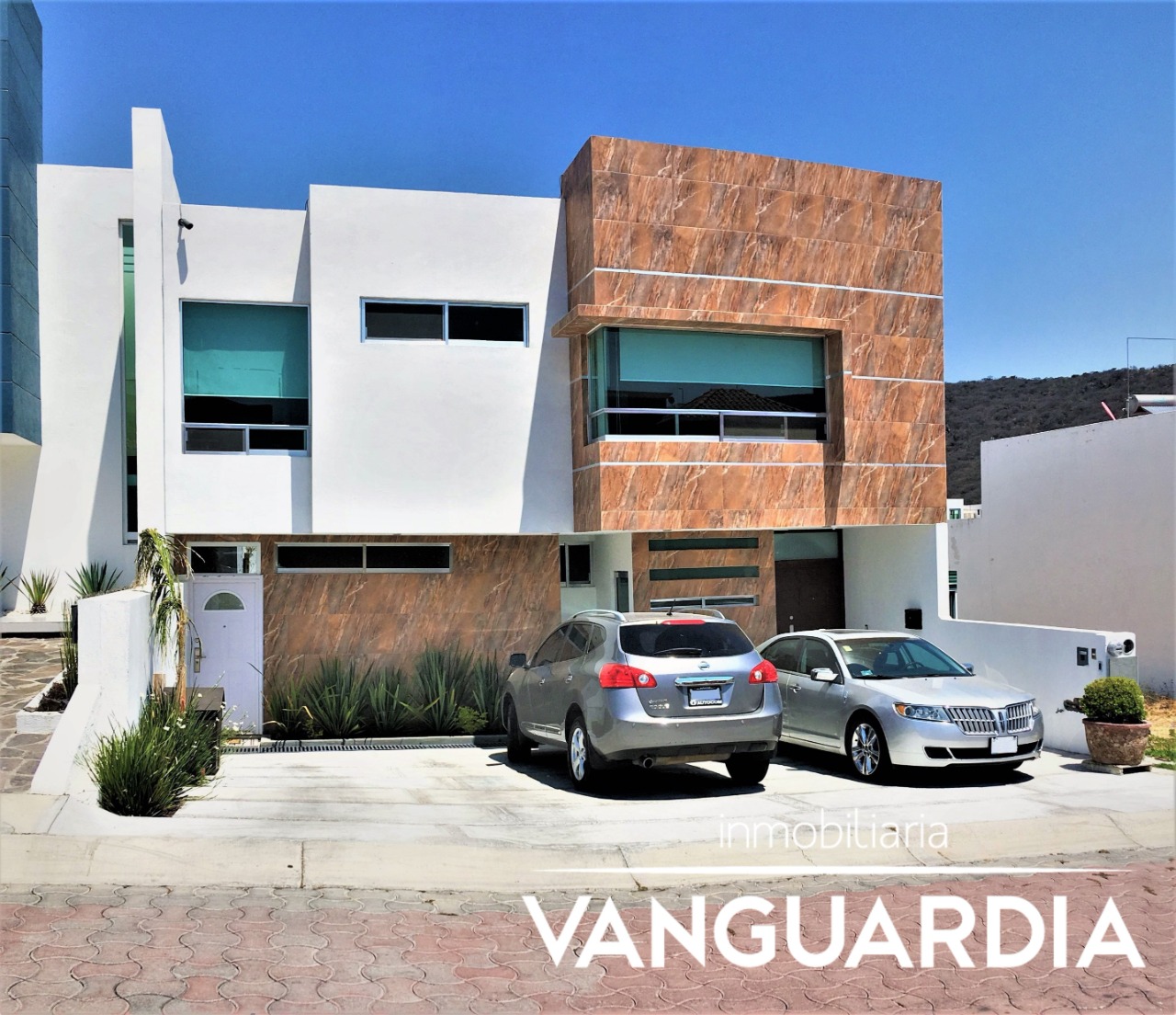 Preciosa casa en venta con roof garden, acabados de lujo e iluminación natural. – Querétaro | Cumbres Del Cimatario